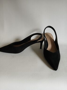 Rouge Helium Black Suede Pointed Slingback 2 Inch Heels Sz8M